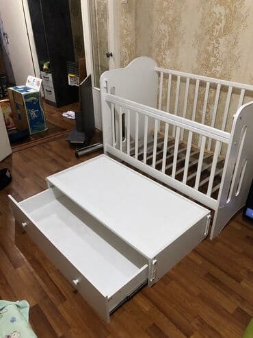 стульчик для новорожденных 3 в 1: Детская кроватка (манеж) Снизу выдвигается ящик для вещей Есть — 4