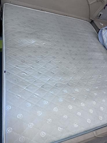 Двуспальный матрас 180х200 хорошее состояние. Торг возможен