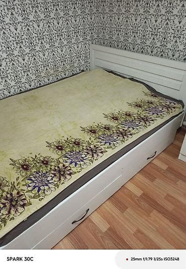 двух ярысный крават: Кровать двух спальная светлая новая диван новый, холодильник — 1