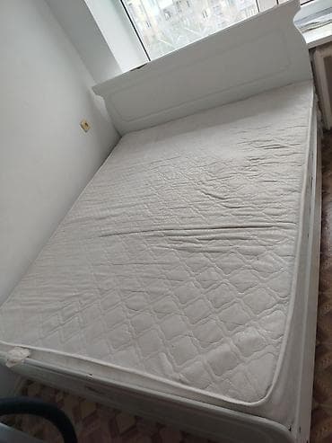 Двуспальная кровать с матрасом. - Размер: ориентировочно 160×200 см