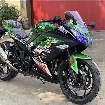 прямоток мото: Спортивный мотоцикл в стиле спортбайка, яркая зелёно‑чёрная окраска с — 1