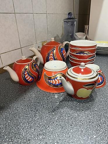 Кухонные принадлежности: Фарфоровый чайный сервиз в красно-золотой гамме, ручная роспись — 1