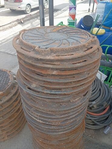 Чугунный люк круглой формы, предназначенный для закрытия отверстий