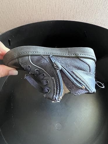 ботам: Детские зимние ботинки Clarks, темно‑синие, на меху.э Забирать в 12 — 4