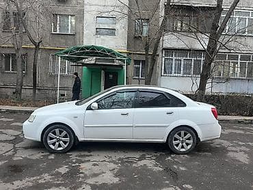 мало метражка: Белый седан компакт-класса с четырьмя дверями. Кузов и внешний вид: - — 3