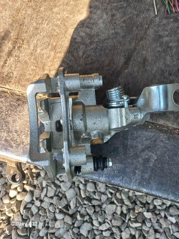 реечный домкрат: Задний тормозной суппорт в сборе.

мазда 323 примаси 626 — 4