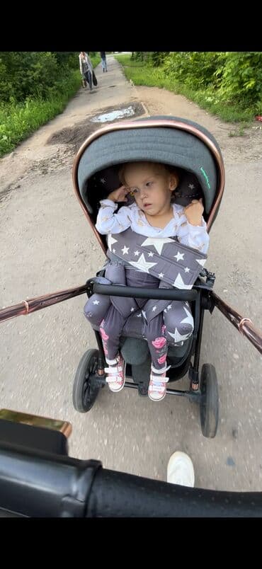 Коляска в идеальном состоянии, круглогодичная, маленькая, компактная
