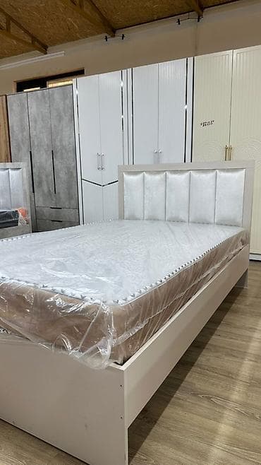 Двуспальная кровать с мягким изголовьем - Современный лаконичный at lalafo.kg Двуспальная кровать с мягким изголовьем - Современный лаконичный
