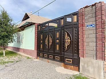 дом с участком: Продается жилой дом с большим закрытым двором и капитальными — 1