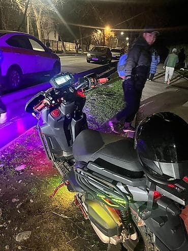 Скутерлер: Скутер/мопед с тюнингом освещения и туристическим оснащением — 1