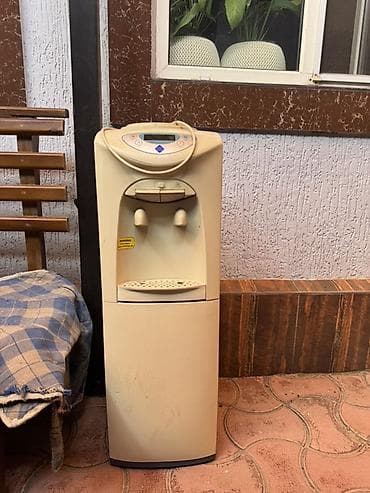 В хорошем состоянии РАБОЧИЙ ! Напольный кулер для воды с верхней at lalafo.kg В хорошем состоянии РАБОЧИЙ ! Напольный кулер для воды с верхней