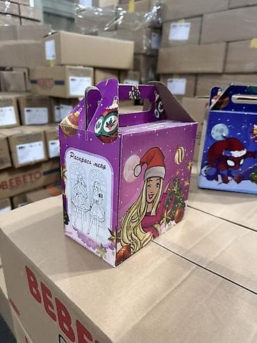 коробка для торта: Подарочные новогодние коробки с ручкой и раскраской на боковых гранях — 4