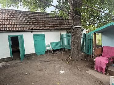 домо: Продаётся сельский дом с большим зелёным двором и садом. Описание: - — 1