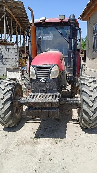 Трактор колесный с кабиной, марка YTO (серия X804, надпись на капоте)