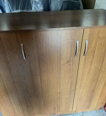 шкаф с тумбочками: Шкаф для хранения из дерева с тремя дверцами, выполненный в коричневом — 5