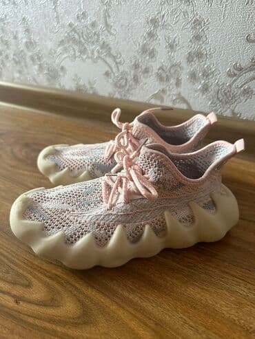 Б/у кроссы для девочки в идеальном состоянии, носили пару раз