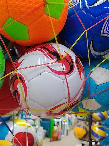 Футбольные мячи – ассортимент разноцветных моделей для игры на улице и