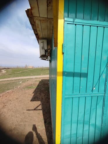 оборудования для магазина: Киоск бирюзового цвета с желтыми акцентами, оснащенный большими — 3