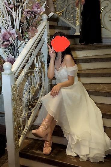 Платье белого цвета для особых случаев - Силуэт: А-линия, облегающий