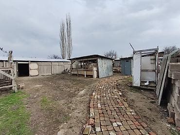 Продажа домов: Продаётся жилой дом с участком. Объект: - Одноэтажный дом - Во дворе — 10