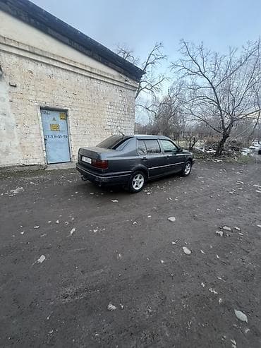 Volkswagen Vento: 1993 г., 2 л, Механика, Бензин, Седан