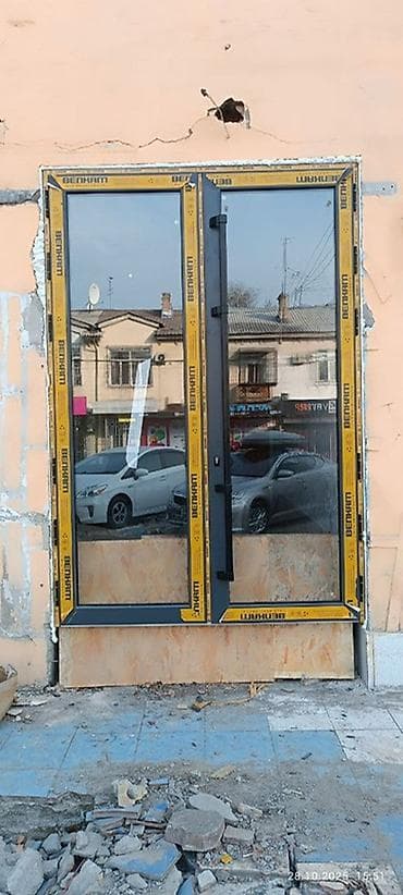 стеклянные: Алюминиевая витражная дверь с витражным окном - Конструкция: входная — 1