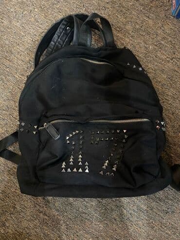 срочно в связи с переездом: Чёрный рюкзак. 
Все замки рабочие. Б/у.
В хорошем состоянии — 2