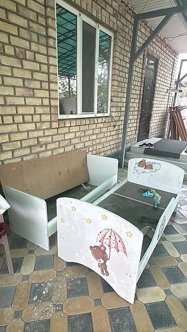 bunk bed: 2 кровати за 3000 сом Детская кровать с бортиками и рисунками мишек — 1