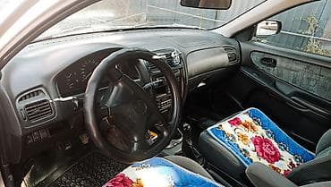 освещение салона: Легковой автомобиль седан с аэродинамическим спойлером на крышке — 4