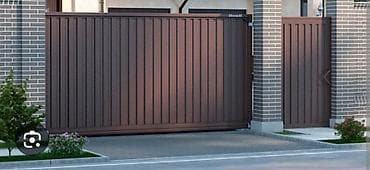 Откатные ворота с калиткой, выполненные в современном стиле