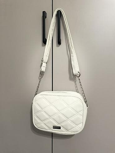 Стильный комплект в белом цвете: сумка через плечо и полупрозрачная
