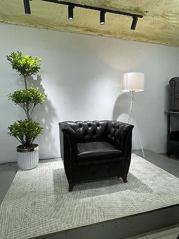 кресло кожанное: Кресло в классическом стиле «Честерфилд» - Обивка: темная (почти — 2