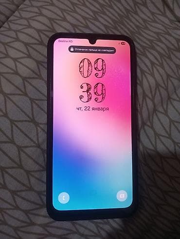 j 3: Смартфон Samsung черного цвета с матовым покрытием. Устройство — 1