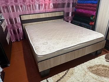 Кровать двуспальная с матрасом - Размер: ориентировочно 160×200 см