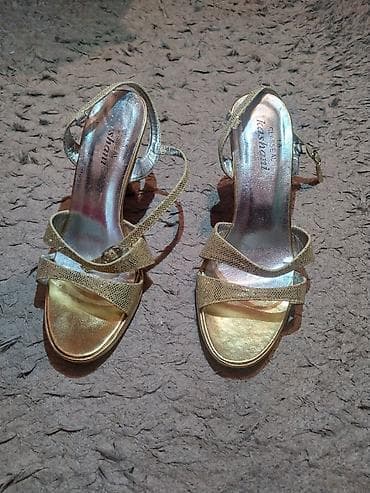 Кроссовки и спортивная обувь: Продаю золотистые босоножки очень красивые и яркие. Надевала один — 1