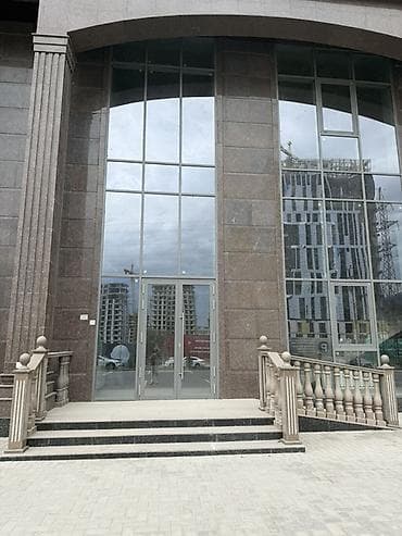 надпись открыто: Коммерческое помещение с витражными окнами в современном комплексе - — 1