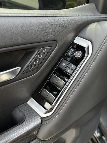 Toyota Land Cruiser: 2022 г., 3.5 л, Автомат, Бензин, Внедорожник — 7