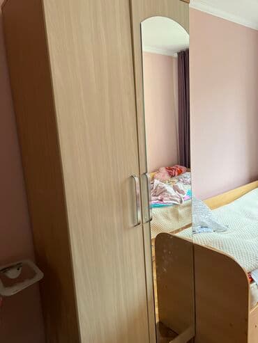 Столдор: Уктоочу бөлмө гарнитуру, Колдонулган, Шкаф, Жыгач, Өзү алып кетүү, түсү - Саргыч боз — 1