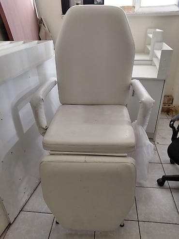 кресло с реклайнером: Кресло-реклайнер белого цвета с подставкой для ног. Обивка из — 2