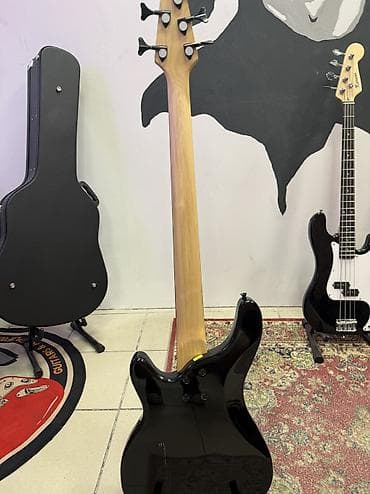 Гитары: - 4‑струнная модель в классическом стиле P-Bass: - Черный корпус с — 4