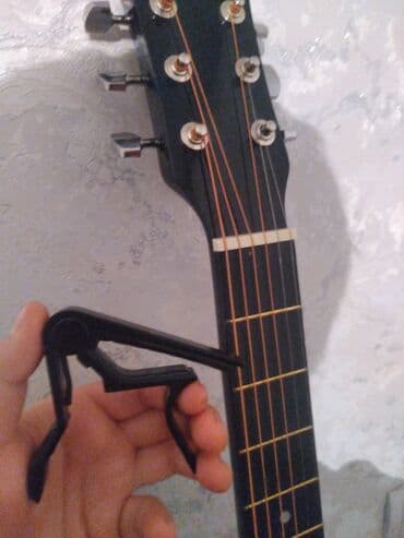 гитары акустика: Акустическая гитара б/у в очень хорошем состоянии, чехол и каподастр — 6