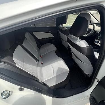 platz vitz: Toyota Prius: 2017 г., 1.8 л, Автомат, Гибрид, Хэтчбэк — 4