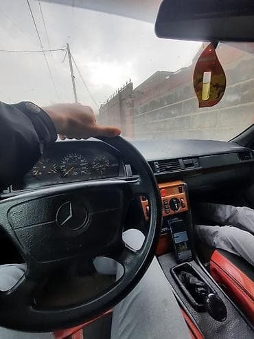 бампер 124: Mercedes-Benz W124: 1993 г., 2 л, Ручные, Бензин, Седан — 2