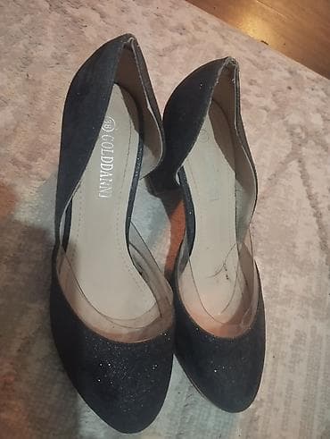 сланцы тапочки: Каждый по 200 сом . Размер 37-38. В хорошем состоянии — 4