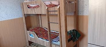 Двухъярусная кровать из ЛДСП с вертикальной металлической лестницей