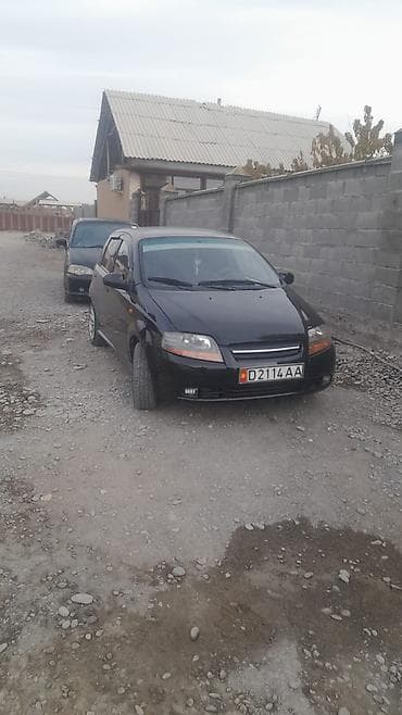 mazda mx5: Черный пятидверный хэтчбек. Компактный городской автомобиль с — 2