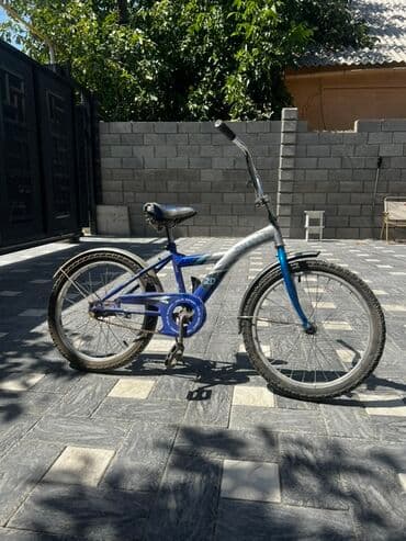 покупаем шины бу на переработку цена: Велосипед с рамой синего и серого цветов, оснащенный черными шинами и — 3