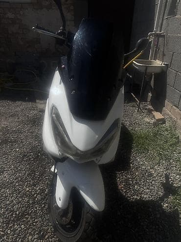 трехколесный мотороллер муравей: Скутер/мопед городского класса, бело‑черный, с высоким тонированным — 1