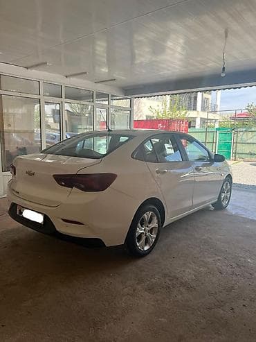 Chevrolet Onix: 2020 г., 1 л, Автомат, Бензин, Седан — 4