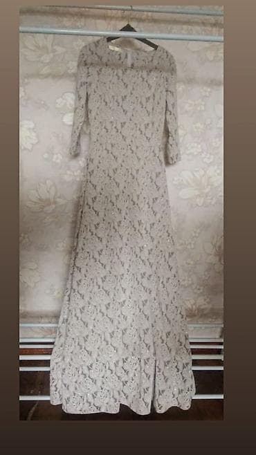 Личные вещи: Длинное кружевное платье A-силуэта в бежево‑песочном оттенке. Размер — 1